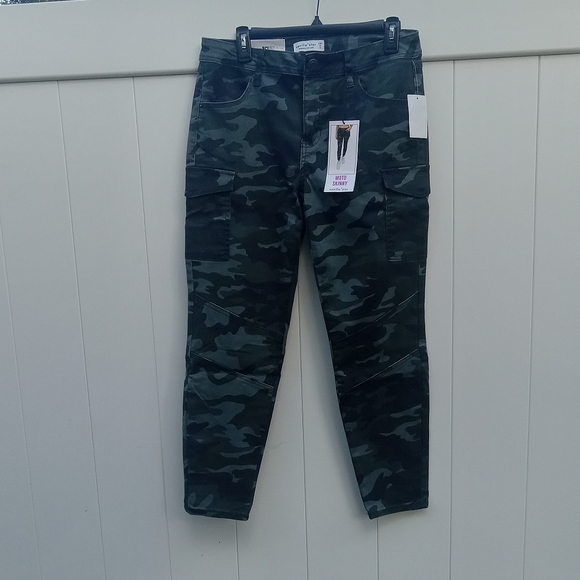 New Vanilla Star Camouflage Cargo Pants - Picture 3 of 7
